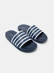 Klapki w paski - granatowy. Niebieskie klapki męskie Sinsay. Za 29.99 zł.