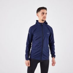 Kurtka do biegania w terenie wiatrówka męska Kiprun Run 900 Wind. Niebieskie kurtki męskie KIPRUN, l, bez wzorów, z materiału, sportowe, bez kaptura. Za 179.99 zł.
