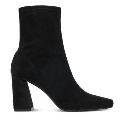 Botki DeeZee. Czarne botki damskie DeeZee, bez obcasa, na słupku, bez zapięcia. Za 179.99 zł.