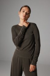 BLUZKA BEVERLY SZARO- BRĄZOWA L - Flawless. Szare bluzki damskie Flawless, l, bez wzorów, z dzianiny, bez kołnierzyka, bez ramiączek. Za 257.00 zł.