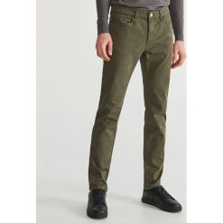 Bawełniane spodnie regular - Khaki. Spodnie materiałowe męskie marki Reserved. Za 99.99 zł.