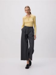 Sweter polo z wełną - jasnożółty. Żółte swetry damskie Reserved, l, bez wzorów, z dzianiny, bez kołnierzyka, bez ramiączek, bez kaptura. Za 129.99 zł.