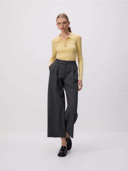 Sweter polo z wełną - jasnożółty. Żółte swetry damskie Reserved, l, bez wzorów, z dzianiny, bez kołnierzyka, bez ramiączek, bez kaptura. W wyprzedaży za 69.99 zł.