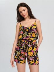 Szorty z paskiem - czarny. Czarne szorty damskie Sinsay, l, bez wzorów, ze skóry. Za 39.99 zł.