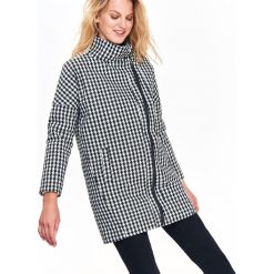 LUŹNY PŁASZCZ W KRATĘ Z FLAUSZU. Czarne płaszcze damskie TOP SECRET, na jesień, bez wzorów, eleganckie, bez kaptura. W wyprzedaży za 99.99 zł.