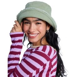 Kapelusz bucket dla Kobiety VICTIM OF LOVE Zielony. Zielone czapki i kapelusze damskie Roxy, bez wzorów, z bawełny. Za 129.99 zł.