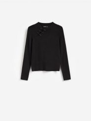 Sweter z ozdobnym detalem - czarny. Czarne swetry damskie Reserved, l, bez wzorów, z dzianiny, bez kołnierzyka, bez ramiączek, bez kaptura. Za 119.99 zł.