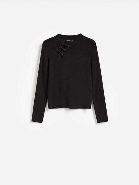 Sweter z ozdobnym detalem - czarny. Czarne swetry damskie Reserved, l, bez wzorów, z dzianiny, bez kołnierzyka, bez ramiączek, bez kaptura. Za 119.99 zł.
