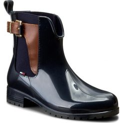 Kalosze TOMMY HILFIGER - Oxley 2Z2 FW56822108 Midnight/Winter Cognac 403. Niebieskie botki damskie Tommy Hilfiger, z materiału, bez obcasa. W wyprzedaży za 249.00 zł.