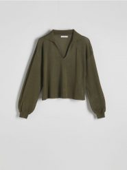 Sweter z kołnierzykiem - ciemnozielony. Zielone swetry damskie Reserved, l, bez wzorów, z dzianiny, bez kołnierzyka, bez ramiączek, bez kaptura. W wyprzedaży za 39.99 zł.