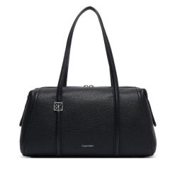 Torebka Calvin Klein. Czarne torebki do ręki damskie Calvin Klein, bez wzorów, klasyczne, bez dodatków. Za 569.99 zł.
