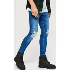 Jeansy SKINNY - Granatowy. Niebieskie jeansy męskie Cropp. Za 119.99 zł.