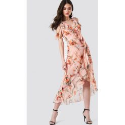 Trendyol Sukienka w kwiaty z wycięciami na ramionach - Pink. Różowe sukienki damskie Trendyol, w kwiaty, z poliesteru, z kopertowym dekoltem. Za 222.95 zł.