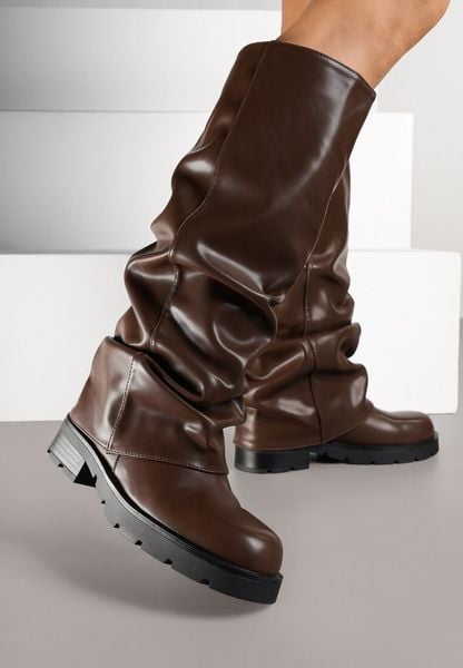 Brązowe Marszczone Kozaki z Cholewką Imitującą Nogawkę Nalomassa. Brązowe kozaki damskie Renee, z jeansu, bez obcasa, na płaskiej podeszwie. Za 169.99 zł.