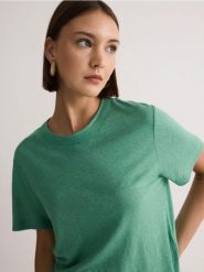 T-shirt z wiskozą i lnem - jasnozielony. Zielone t-shirty damskie Reserved, l, bez wzorów, z dzianiny, bez kołnierzyka. W wyprzedaży za 59.99 zł.