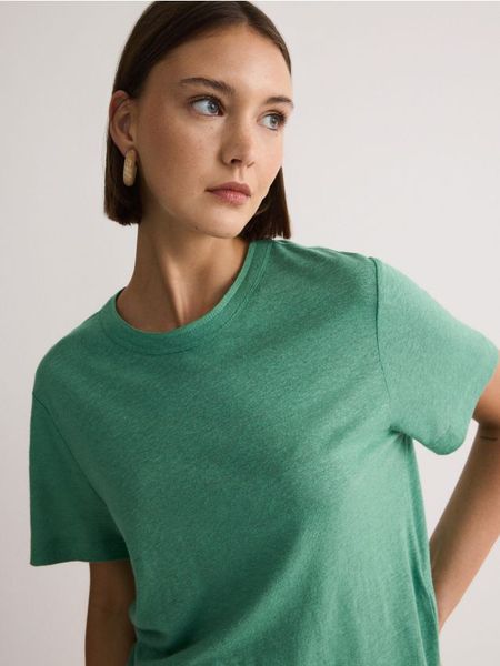 T-shirt z wiskozą i lnem - jasnozielony. Zielone t-shirty damskie Reserved, l, bez wzorów, z dzianiny, bez kołnierzyka. W wyprzedaży za 59.99 zł.