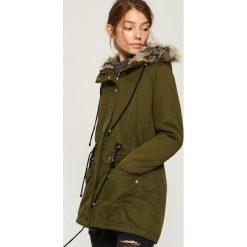 Płaszcz ze sztucznym futrem - Khaki. Płaszcze damskie marki Calvin Klein Jeans. W wyprzedaży za 139.99 zł.
