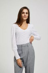 Ażurowa bluzka z dekoltem w serek. Bluzki damskie MOODO, xs, w ażurowe wzory, z elastanu, bez kołnierzyka, bez ramiączek. W wyprzedaży za 35.99 zł.