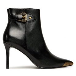 Botki Versace Jeans Couture. Czarne botki damskie Versace Jeans Couture, z jeansu, bez obcasa, na szpilce, bez zapięcia. Za 889.99 zł.
