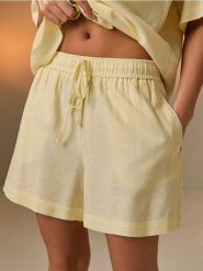 Szorty z domieszką lnu - żółty. Żółte szorty damskie Sinsay, l, bez wzorów. Za 29.99 zł.