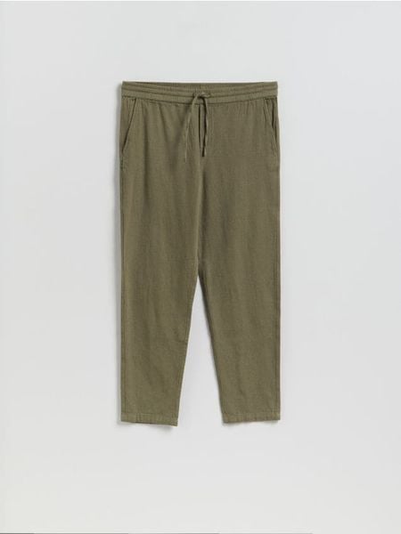 Spodnie jogger z lnem - oliwkowy. Zielone spodnie materiałowe męskie Reserved, l, bez wzorów, z bawełny. Za 179.99 zł.