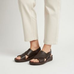 Sandały damskie Armodo, cholewka skóra naturalna fason wsuwany krzyżujące się paski odkryte palce lekka podeszwa, brązowe, 40392. Brązowe paski damskie Armodo, bez wzorów, ze skóry. Za 329.00 zł.