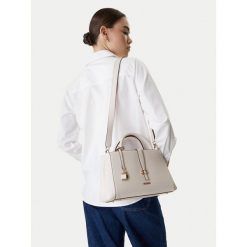 Torebka Guess. Białe torebki do ręki damskie Guess, z aplikacjami, bez dodatków. Za 349.99 zł.
