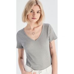 Prążkowany t-shirt z dekoltem w szpic - Jasny szar. T-shirty damskie marki Sinsay. Za 19.99 zł.