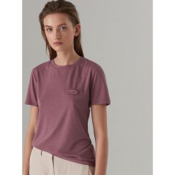Koszulka z ozdobną kieszonką Mohito Cares - Fioletowy. T-shirty damskie marki Mohito. Za 49.99 zł.