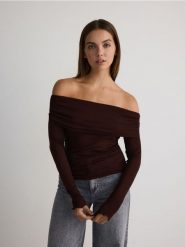 Bluzka z odkrytymi ramionami - ciemnobrązowy. Brązowe bluzki damskie Reserved, l, bez wzorów, z dzianiny, bez kołnierzyka, bez ramiączek. W wyprzedaży za 49.99 zł.