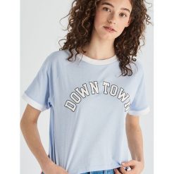 T-shirt z napisem Downtown - Niebieski. T-shirty damskie marki Sinsay. Za 19.99 zł.