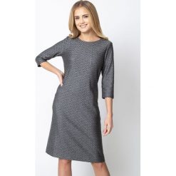 Szara sukienka ze srebrnym wzorem QUIOSQUE. Sukienki damskie marki QUIOSQUE. Za 219.99 zł.