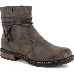 Botki "Jocia" w kolorze brązowo-szarym. Brązowe botki damskie Kimberfeel, z materiału, bez obcasa, bez zapięcia. W wyprzedaży za 263.95 zł.