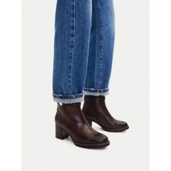 Botki Lasocki. Brązowe botki damskie Lasocki, bez obcasa, na słupku, bez zapięcia. Za 279.99 zł.