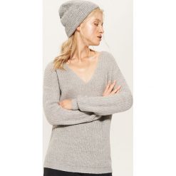Sweter z dekoltem w serek - Jasny szar. Swetry damskie marki House. W wyprzedaży za 39.99 zł.