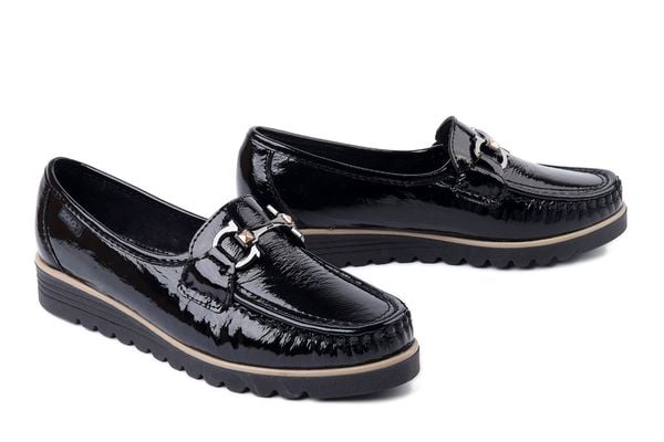 SOLO 023W2 czarny napl. Gu, półbuty damskie. Czarne półbuty damskie Solo, bez wzorów, bez obcasa, na koturnie, bez zapięcia. Za 211.57 zł.