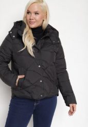 Czarna Pikowana Kurtka z Kieszeniami i Kapturem z Możliwością Odpięcia Nikigala. Czarne kurtki damskie Born2be, plus size, bez wzorów, z jeansu. Za 259.99 zł.