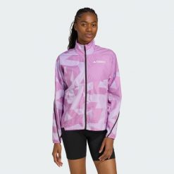 Wiatrówka Terrex Multi Printed. Czerwone kurtki sportowe damskie Adidas, m, bez wzorów, z materiału, bez kaptura, do biegania. Za 439.00 zł.