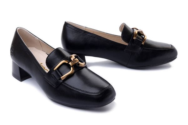 RIEKER 45052-00 black, półbuty damskie. Czarne czółenka damskie Rieker, bez wzorów, ze skóry, bez obcasa, na obcasie, bez zapięcia. Za 369.90 zł.