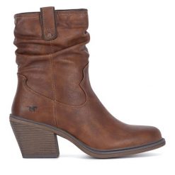 Kowbojki Mustang. Brązowe botki damskie Mustang, bez obcasa, na słupku, bez zapięcia. Za 399.99 zł.