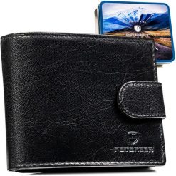 Poziomy portfel męski ze skóry naturalnej w czarnym kolorze w zestawie z brelokiem - Peterson. Czarne portfele męskie Peterson, bez wzorów, ze skóry. Za 99.99 zł.