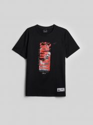 4F T-shirt regular z nadrukiem męski 4F | Mateusz Gamrot - czarny XL. Czarne koszulki sportowe męskie 4f, l, z aplikacjami, z bawełny, klasyczne, bez kołnierzyka. Za 129.99 zł.