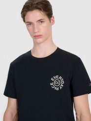 4F T-shirt regular z nadrukiem męski - czarny XXL. Czarne koszulki sportowe męskie 4f, m, bez wzorów, z bawełny, klasyczne, bez kołnierzyka. Za 59.99 zł.
