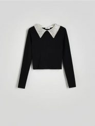 Sweter z ozdobnym kołnierzem - czarny. Czarne swetry damskie Reserved, l, bez wzorów, z dzianiny, bez kołnierzyka, bez ramiączek, bez kaptura. W wyprzedaży za 79.99 zł.