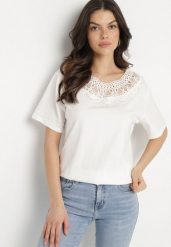 Biały T-shirt Oversize z Ozdobną Koronką i Perłami Elanoriel. Białe bluzki damskie Born2be, l, bez wzorów, z koronki, klasyczne, bez kołnierzyka. Za 34.99 zł.