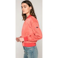 Tommy Jeans - Kurtka. Kurtki damskie marki Tommy Jeans. W wyprzedaży za 379.90 zł.
