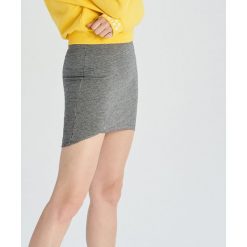 Kopertowa spódnica mini - Czarny. Czarne spódnice damskie Sinsay, l, bez wzorów, mini, kopertowe. W wyprzedaży za 14.99 zł.