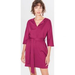 Dzianinowa sukienka basic - Fioletowy. Fioletowe sukienki damskie Mohito, l, bez wzorów, z dzianiny, bez kołnierzyka, bez ramiączek. Za 119.99 zł.
