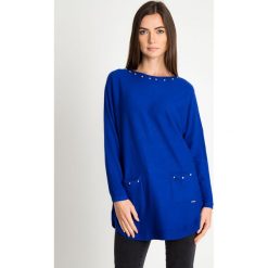 Kobaltowy sweter z kieszeniami na przodzie QUIOSQUE. Swetry damskie marki QUIOSQUE. W wyprzedaży za 119.99 zł.