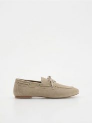 Zamszowe loafersy ze sznurowaniem - oliwkowy. Zielone mokasyny damskie Reserved, z zamszu. W wyprzedaży za 65.99 zł.